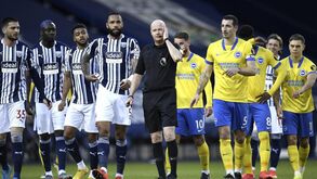 Confusão total na Premier League: árbitro anula golo, reverte decisão e depois... volta a anulá-lo