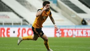 Rúben Neves faz o empate no Newcastle-Wolves num golo 'made in Portugal'