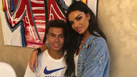 Namorada de Dele Alli bate com a porta de casa e a culpa é do