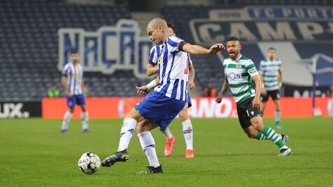 Pepe e Sérgio Oliveira em tratamento no regresso do FC Porto ao trabalho