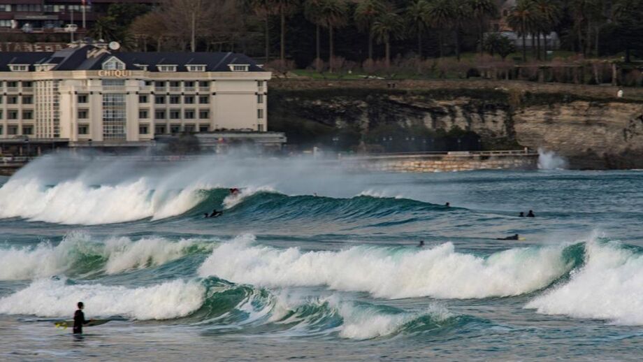 Federação Portuguesa de Surf lança apelo e pede acesso ao mar