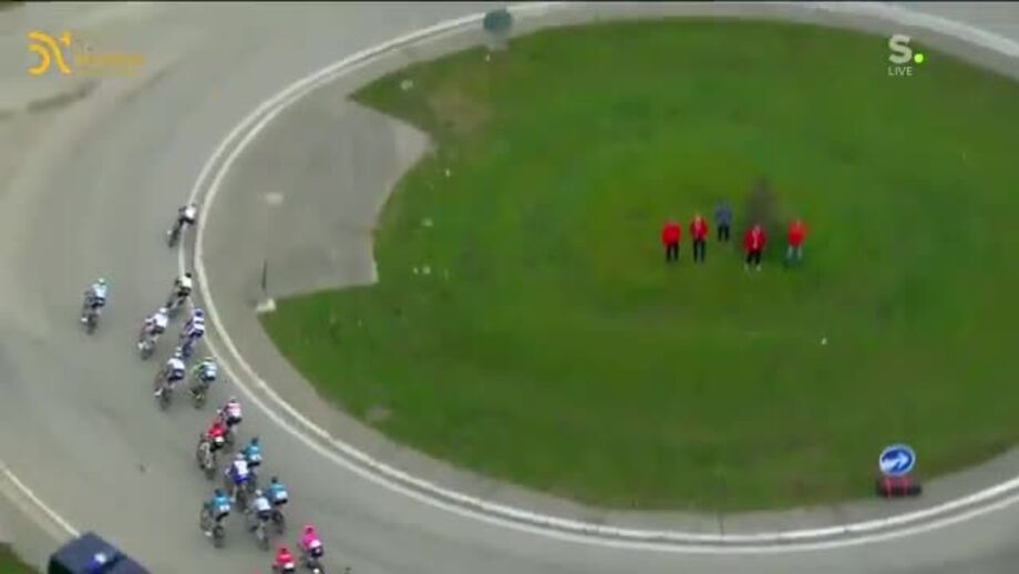 Colocaram uma rotunda a meio do sprint final e o resultado foi desastroso