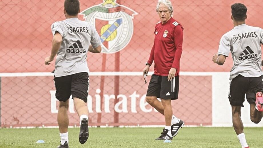 Benfica sem portugueses no onze: Jesus é mestre e senhor de águia 'multinações'