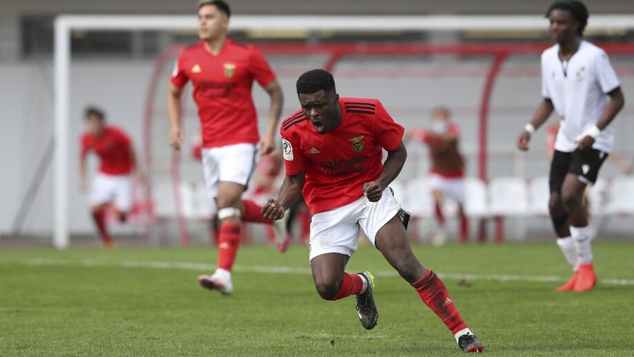 Benfica bate V. Guimarães com golo no último minuto