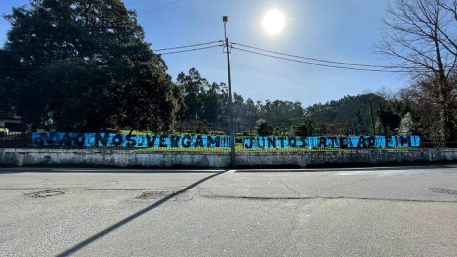 «Não nos vergam, juntos até ao fim»: tarja de apoio ao FC Porto junto ao Olival