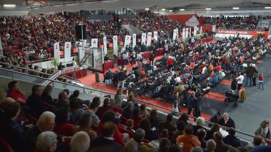 Benfica adia entrega de emblemas aos sócios para depois do fim do estado de emergência