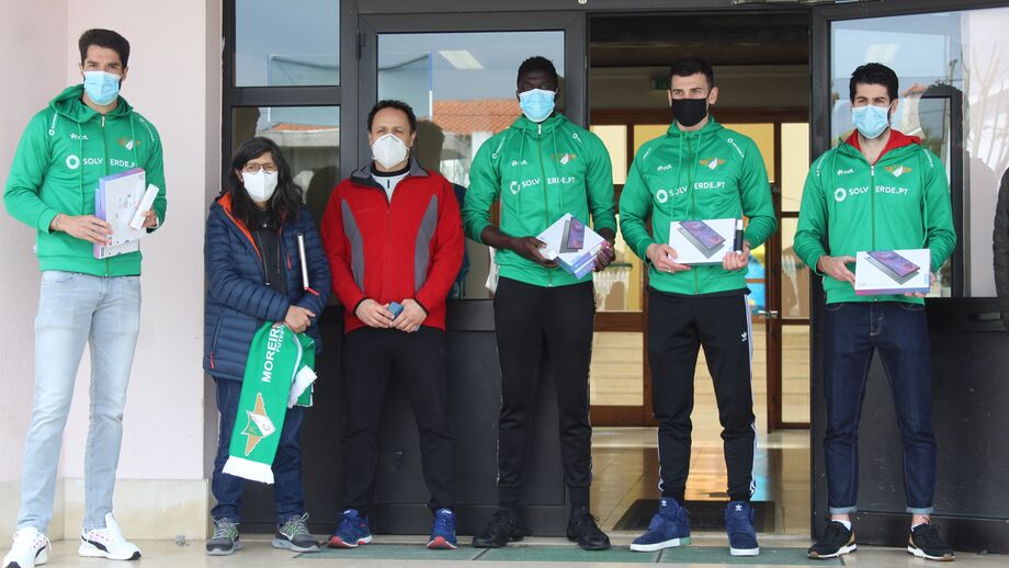 Plantel do Moreirense ofereceu equipamentos informáticos ao Agrupamento de Escolas Virgínia da Moura