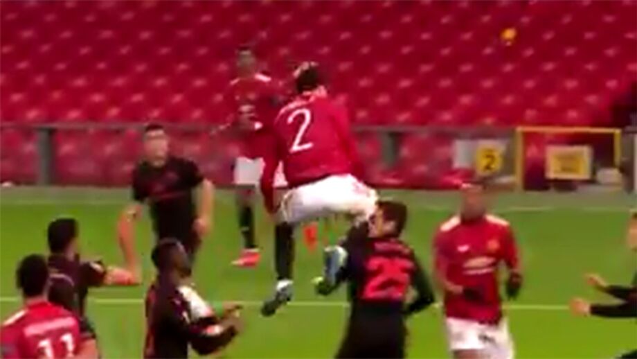 Lindelof voou para atacar a bola e acabou a dar joelhada no rosto de adversário