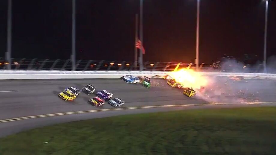 Primeira prova da NASCAR terminou de forma aparatosa 