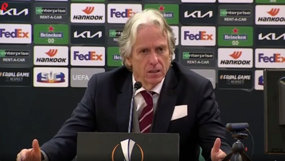 Treinador reage a pergunta que comparou os últimos resultados do Benfica