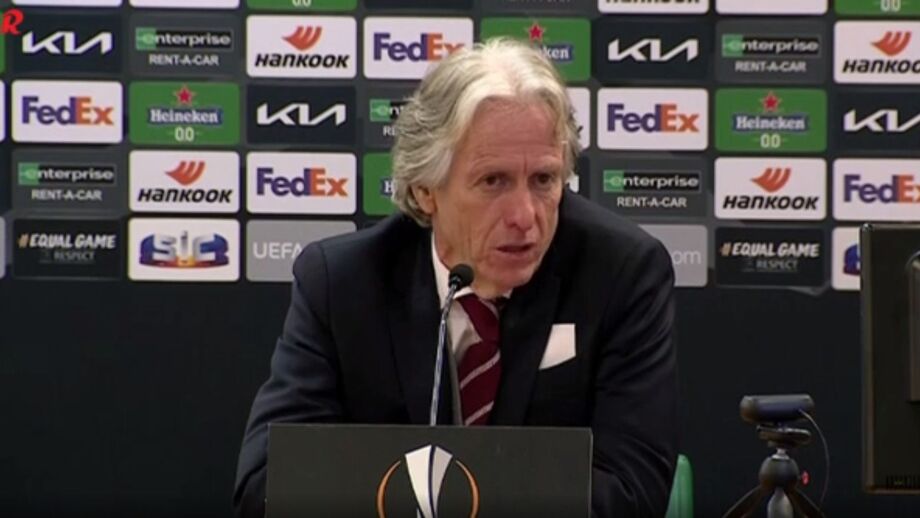 Treinador do Benfica comenta aposta em três centrais frente ao Arsenal