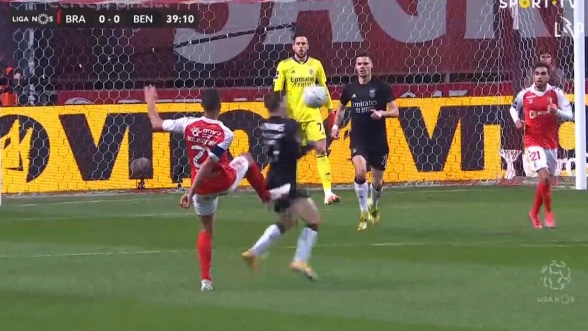 O lance que valeu o segundo amarelo e expulsão a Fransérgio no Sp.  Braga-Benfica - Vídeos - Jornal Record