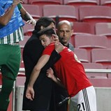 O abraço emotivo entre Rui Costa e Pizzi após o segundo golo do Benfica