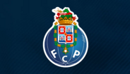74. FC Porto - Aqui na 'Four Four Two' adoramos quando o símbolo de um clube é desenhado por um dos seus jogadores. E isso é o que sucede no FC Porto desde 1922. Augusto Baptista Ferreira, um médio e também part-time designer gráfico, pegou no símbolo antigo - uma simples bola de futebol azul com letras brancas - e deu-lhe uma nova forma. O símbolo da cidade foi colocado no topo da baliza, enquanto que as letras brancas passaram para baixo. O design tem estado em uso desde então.