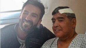 Novas mensagens no 'caso' Maradona: «Bebe dois copos de vinho, cinco cervejas e quebra»