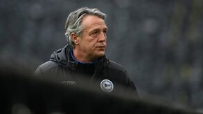 Uwe Neuhaus afastado do comando técnico do Arminia Bielefeld