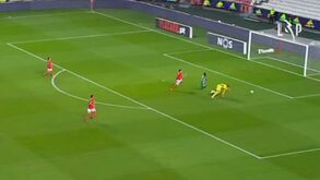 Três lances que mostram o desnorte na defesa do Benfica na 1.ª parte