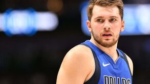 Cromo de Luka Doncic bate recordes mas há mais: Das luvas de Ali à camisola de Babe Ruth