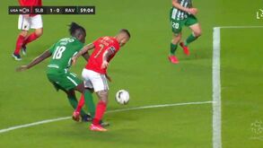 Seferovic abriu marcador no Benfica-Rio Ave: lance foi analisado por toque na bola com a mão