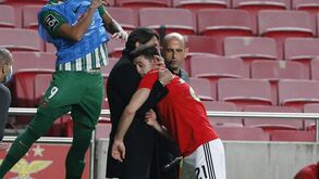 O abraço emotivo entre Rui Costa e Pizzi após o segundo golo do Benfica