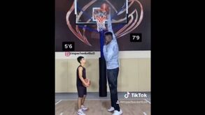 Abiodun Adegoke: o basquetebolista nigeriano de 2,36 metros que é um mistério pela idade