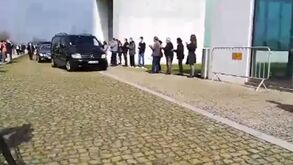 Aplausos no adeus a Alfredo Quintana à chegada ao Tanatório de Matosinhos