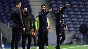 FC Porto mostra vídeo do banco do Sporting e questiona: «São assim tão meninos de coro?»