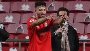Gonçalo Ramos 'fuzila' o guarda-redes e coloca o Benfica a vencer o Estoril