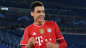 Musiala assina primeiro contrato como profissional com o Bayern Munique