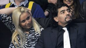 Mãe do filho de Maradona: «Como dizer a uma criança de 8 anos que mataram o pai lentamente?»