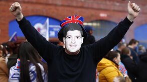 Máscaras... de Gerrard: milhares de adeptos do Rangers celebram título escocês