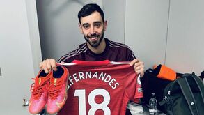 Bruno Fernandes doa camisola e chuteiras para ajudar duas crianças com doença rara