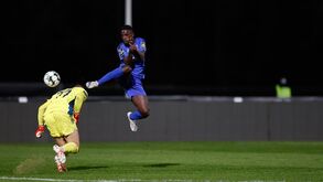 «Ó keeper, joga com cabeça!»: Helton Leite falhou saída e levou nas orelhas de Jesus