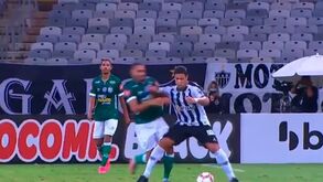 Hulk voltou a jogar no Brasil e já mandou um adversário pelos ares