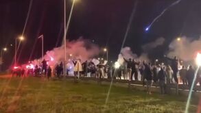 Tochas, cânticos e grande euforia: foi assim a receção dos adeptos do FC Porto à equipa