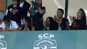 Benfica pediu penálti por empurrão sobre Bah: árbitro mandou seguir