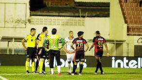 Jogar até o sol se pôr ou durante... 169 horas: As partidas de futebol mais longas de sempre