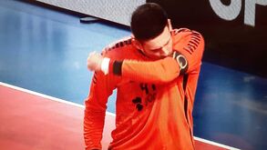 Guarda-redes da Seleção de andebol defende livre de 7 metros e beija braçadeira em honra de Quintana