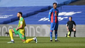 Um momento para a história: Zaha torna-se no 1.º jogador da Premier League a não se ajoelhar antes do jogo