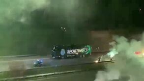 Loucura na autoestrada: a festa dos adeptos do Sporting no regresso da equipa a Lisboa 