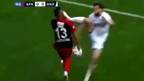 Jogador de Sá Pinto vítima de entrada arrepiante em modo 'karateca'