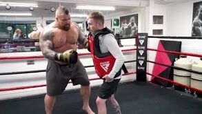 É isto que acontece quando desafias 'A Besta': youtuber saiu disparado após soco