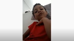 Criança brasileira tenta fazer camisola do Benfica com tecido e faz as delícias dos adeptos