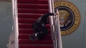 Joe Biden cai várias vezes ao subir as escadas para o Air Force One
