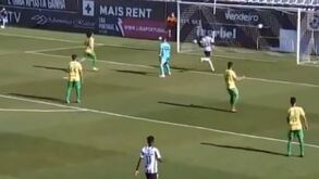 Golo incrível do guarda-redes do Varzim: foi de baliza a baliza