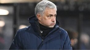 Cresce a onda de constestação em Inglaterra: «As táticas de Mourinho estão ultrapassadas»