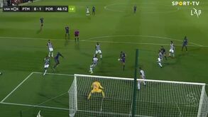 Árbitro foi ao VAR confirmar penálti para o Benfica, Grimaldo marcou e emocionou-se nos festejos