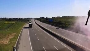Jogadores do Benfica surpreendidos por adeptos na autoestrada