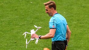 Athletic Bilbao-Eibar suspenso após queda de drone no relvado