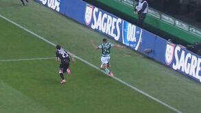 Rui Costa cantou hino do Benfica com os jogadores no balneário: as imagens do momento